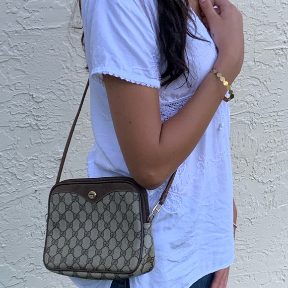 (35) GUCCI 80 Supreme Crossbody